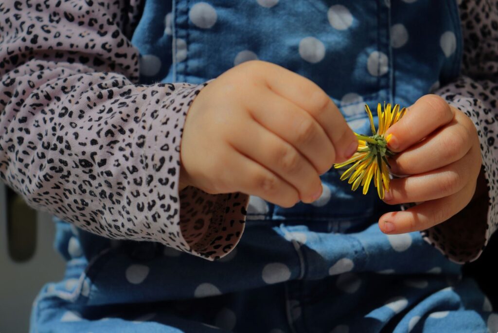 Barn med blomst i hendene