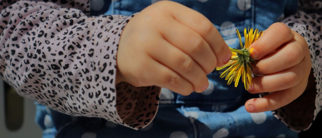 Barn med blomst i hendene